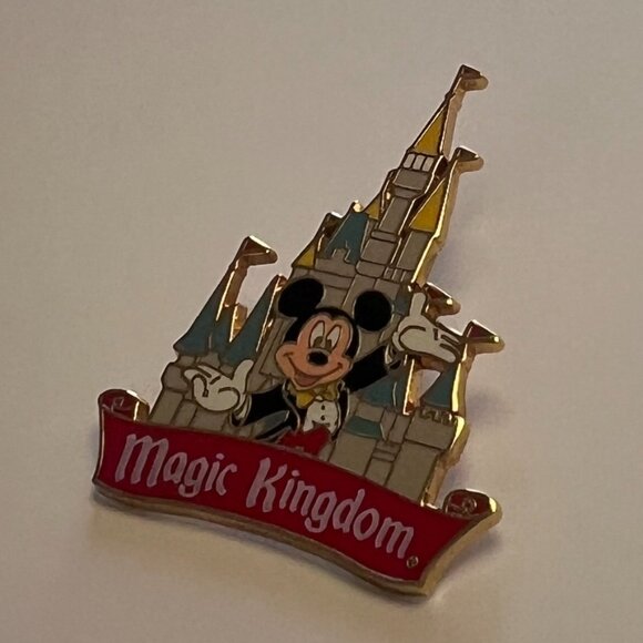Mickey at Magic Kingdom — Cinderella Castle Disney Pin (2008 OE) - Picture 2 of 3